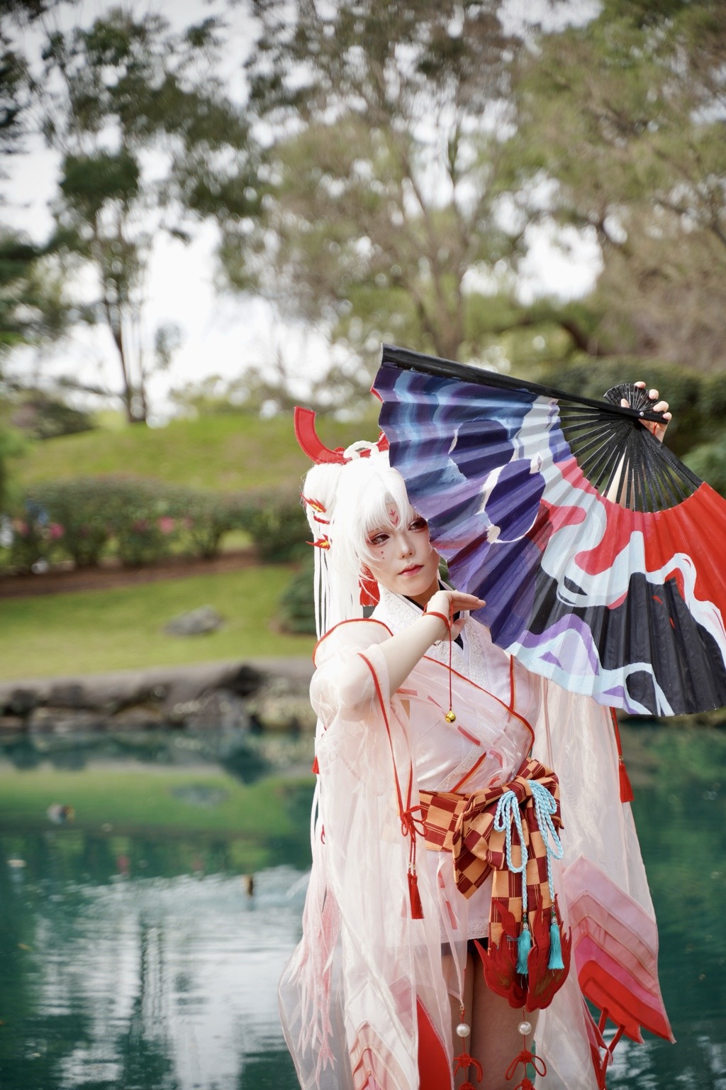 Close portrait with folded fans by the pond